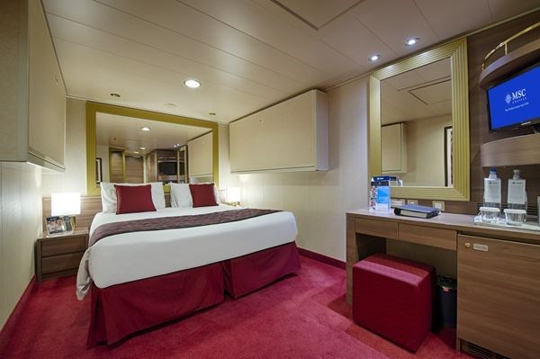 Kuşadası Hareketli MSC DIVINA ile Ege & Akdeniz