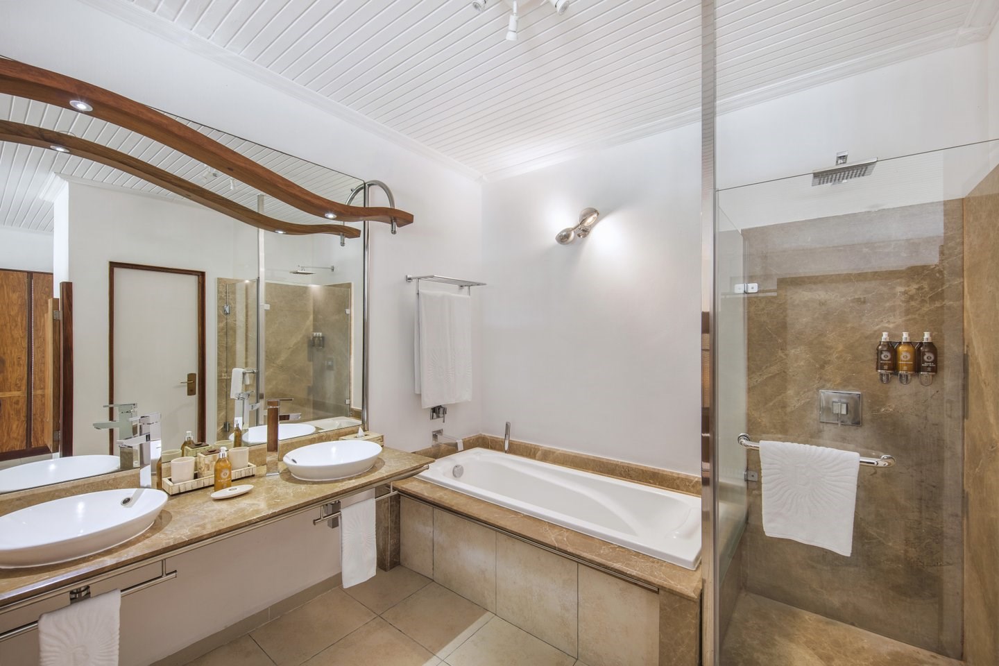 SHANDRANİ BEACHCOMBER  4* tropikal oda  5 gece YP konaklama (THY)