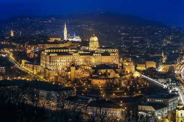 **YILBAŞI** Budapeşte Pegasus Havayolları 3 Gece