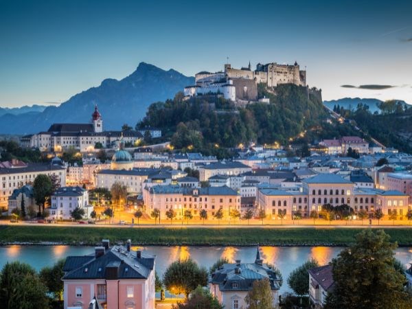 Prag Salzburg Hallstat Viyana Budapeşte Pegasus Hava Yolları  7 Gece   (Bratislava turu dahil)